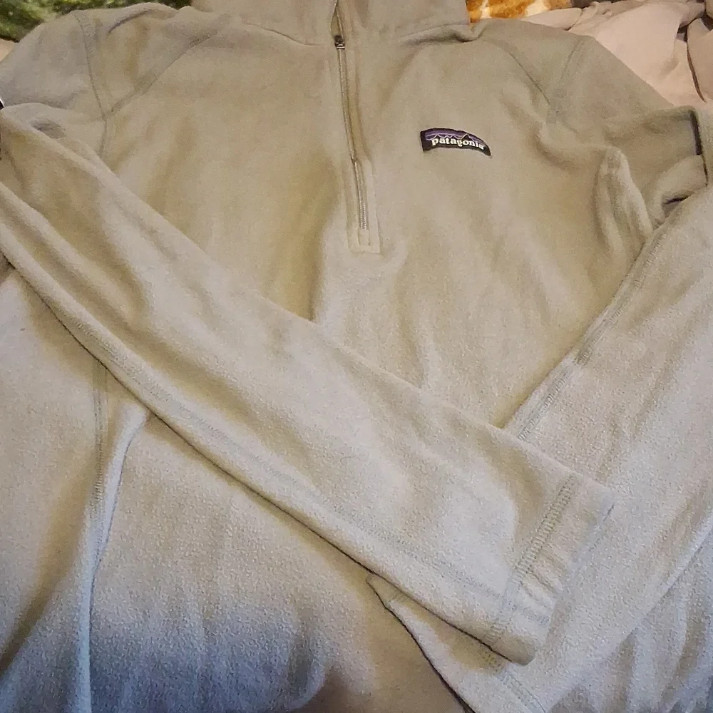 Patagonia Womens 1/4 Zip-Up Microfleece Sweater in Light Gray - Picture 4 of 5